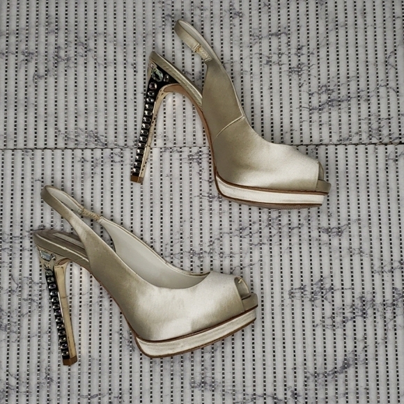 BCBGMaxAzria Ivory Satin Open Toe Pump Heels 7.5B - Picture 1 of 6